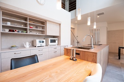 吹き抜けが紡ぐ開放感。上質なモダン空間へと生まれ変わった邸宅（津市）