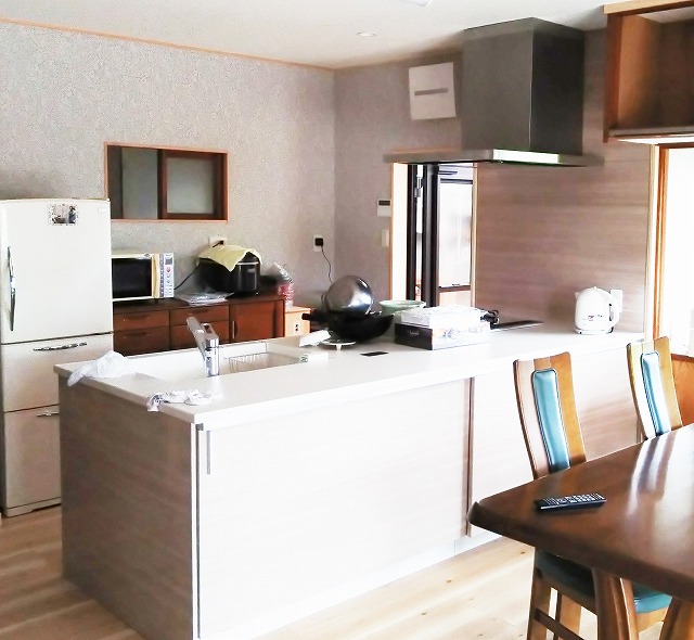 戸建てキッチンリフォーム｜家族とつながる対面キッチンへ（津市）