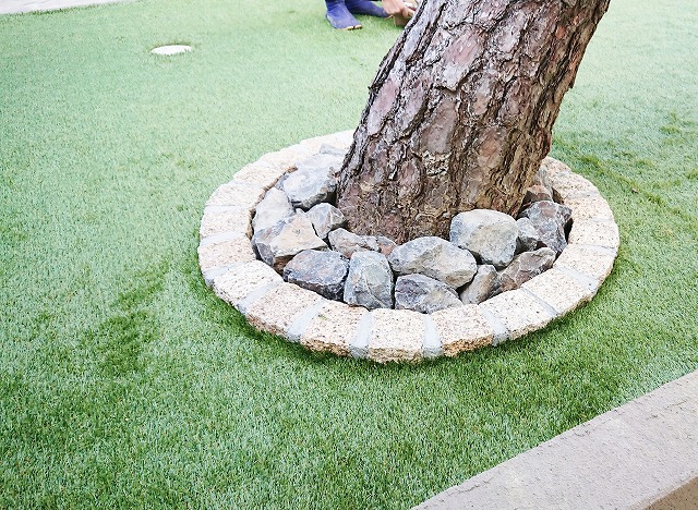 人工芝施工｜手入れいらずで使いやすい庭へ（津市）