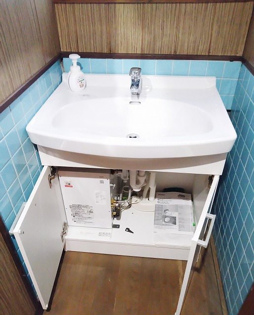 洗面台に小型電気温水器を設置｜冬でもすぐお湯が使えるように（津市）