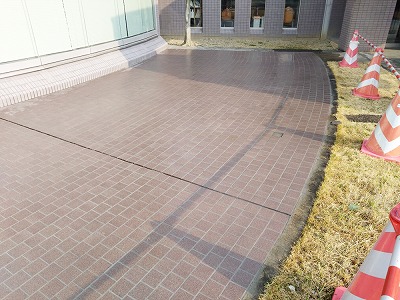 大学構内 タイル補修工事|安全性を重視した外構メンテナンス