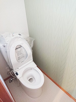 トイレリフォーム｜アクセントクロスで印象を一新した最小限リフォーム（津市）