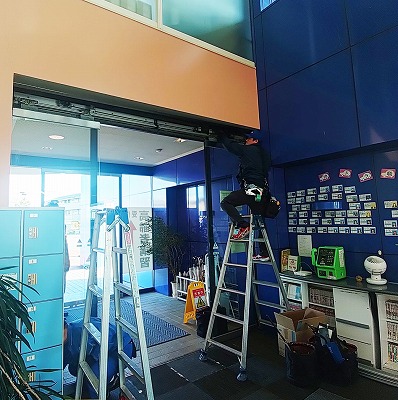 今日は、 エンジンドア(自動ドア)の 修理からスタートです。 職人さんよろしくお願いします!