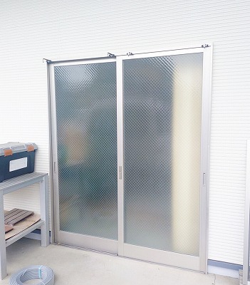 お休みの日も住まいの安心を。窓の防犯・利便性を高めるシャッター工事！