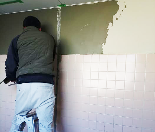 工場稼働を止めずに進めるトイレ改修工事（津市）