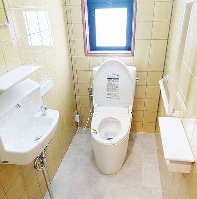 トイレ改修工事｜便器交換＋床張替えで清潔感のある空間に（津市）