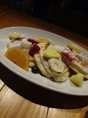 作業服の男が一人、カフェでパンケーキ。シュールな休息のあとに舞い込んだ嬉しいご依頼!