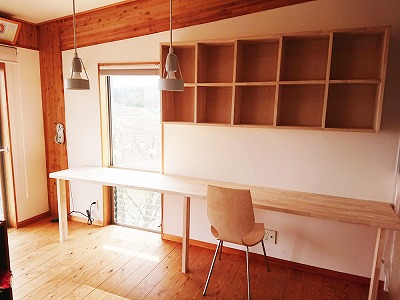 リビングに造作デスクを設置|家族で使えるワークスペースに(津市)