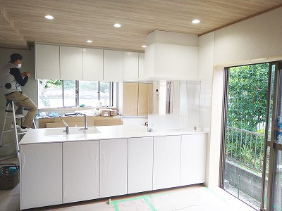 キッチンの入替工事！白を基調とした開放感あふれる空間へ（津市）