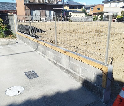 フェンス設置工事｜敷地の境界をはっきり、安全で安心な外構へ（津市）