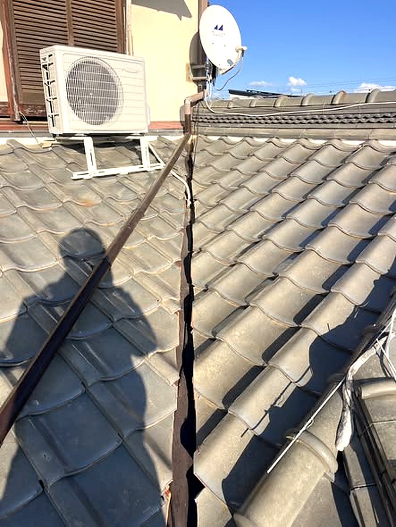 一身田で銅板の谷樋を修繕。飛び込み営業にはご注意を！